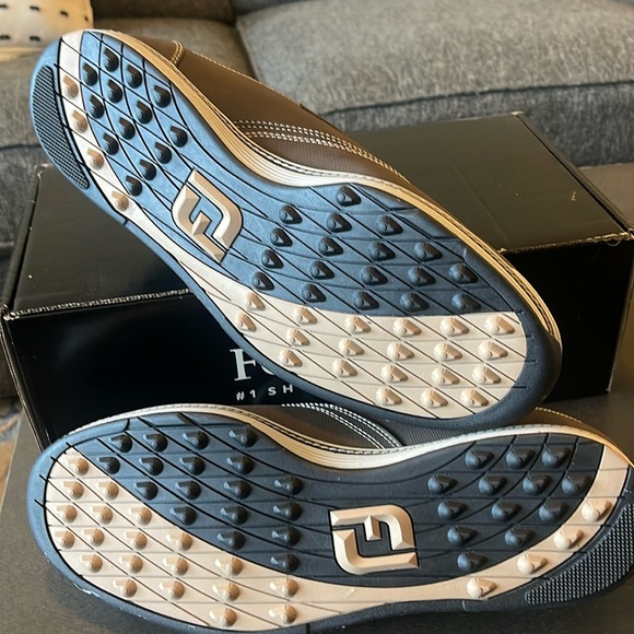 FootJoy Men's Golf Shoes. Size 10.5. Contour Casual. Never worn, in box. - Picture 2 of 5